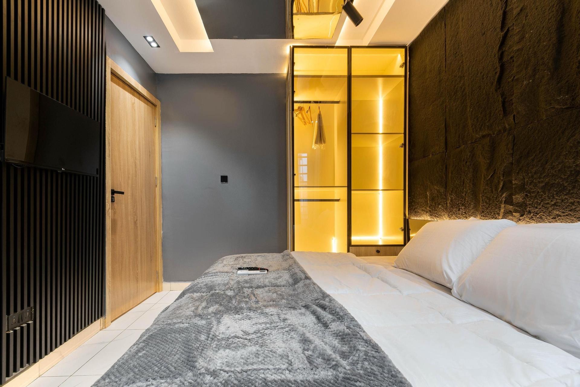 https://image.cityspacesandbookings.com/apartments/688d2749125fc6d0b47b898f/bedroom/aeca4837-f596-4e67-8235-181cee6b5ee9.jpeg