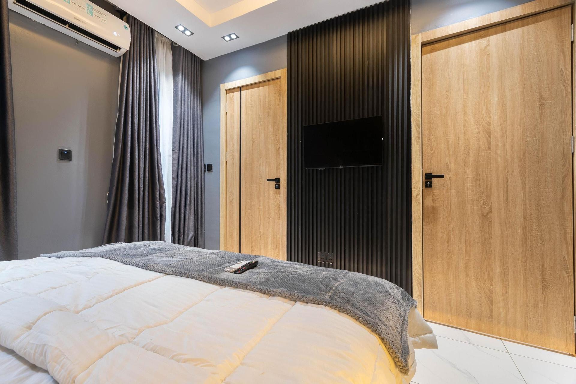 https://image.cityspacesandbookings.com/apartments/688d2749125fc6d0b47b898f/bedroom/f1972e27-a31e-4c72-b0cd-7d48a24f4c62.jpeg
