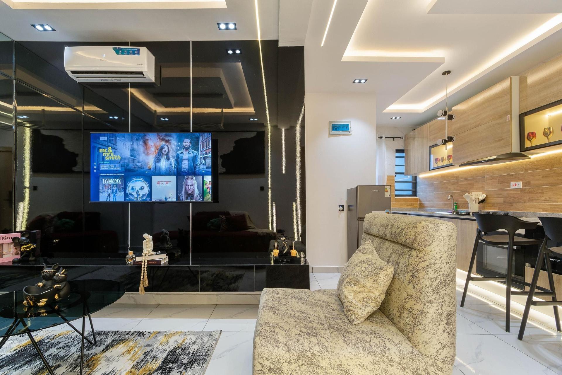 https://image.cityspacesandbookings.com/apartments/68ce88ff52f203ae84915ad5/bedroom/c0c0454f-615a-4aed-a6e1-791016e78cdb.jpeg