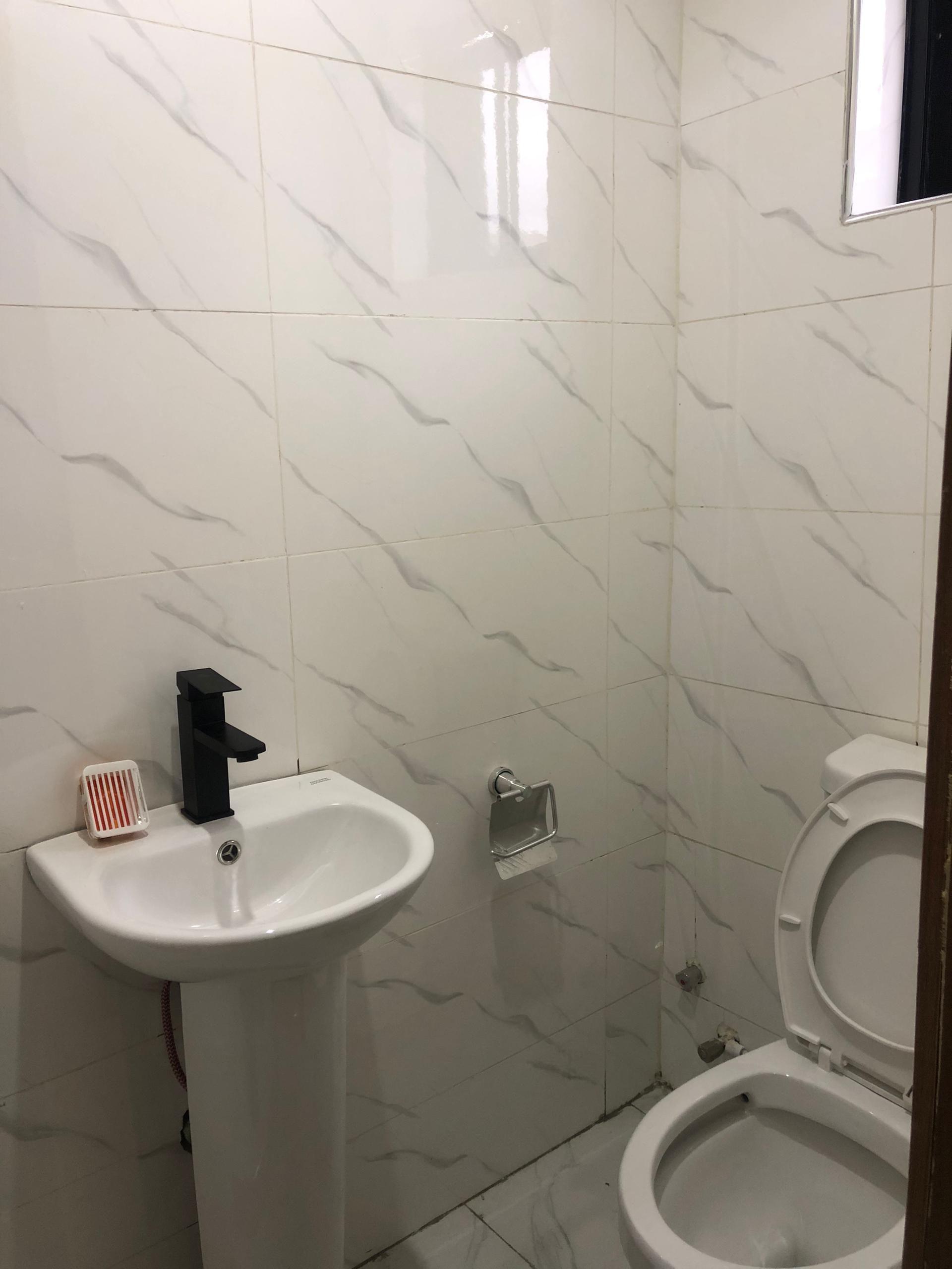 https://image.cityspacesandbookings.com/apartments/6a03d06e9cbec3af5593dab8/bathroom/1778635119-63c96f08.jpg