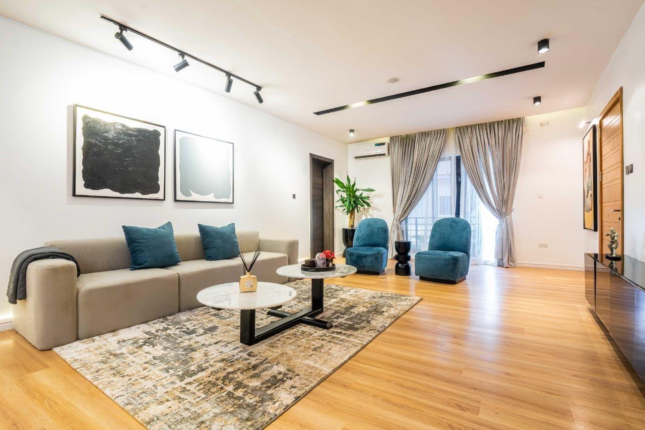 https://image.cityspacesandbookings.com/apartments/6a15a79e150c4118089023f9/sittingroom/1779804782-375b12f6.jpeg