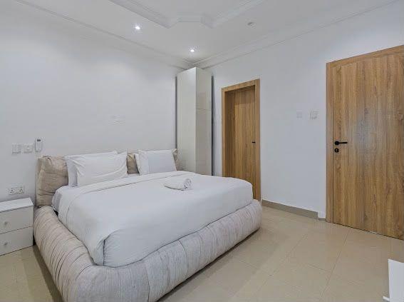 https://image.cityspacesandbookings.com/apartments/6aa7fbae525565a880e49481/bedroom/1789393979-7542671f.jpg