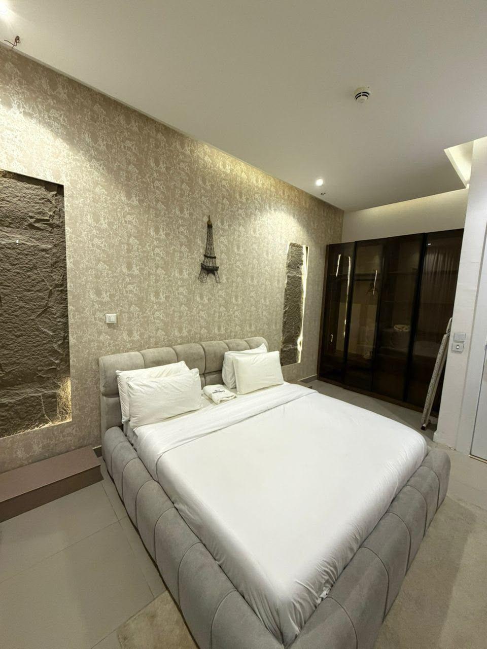 https://image.cityspacesandbookings.com/apartments/6abbb088937359e460949c5d/bedroom/1790685578-22b85f78.jpg