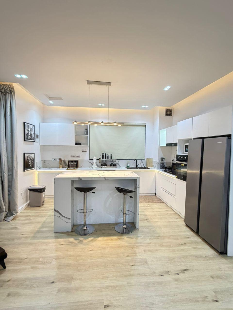 https://image.cityspacesandbookings.com/apartments/6abbb088937359e460949c5d/kitchen/1790685617-0ed1b8d2.jpg