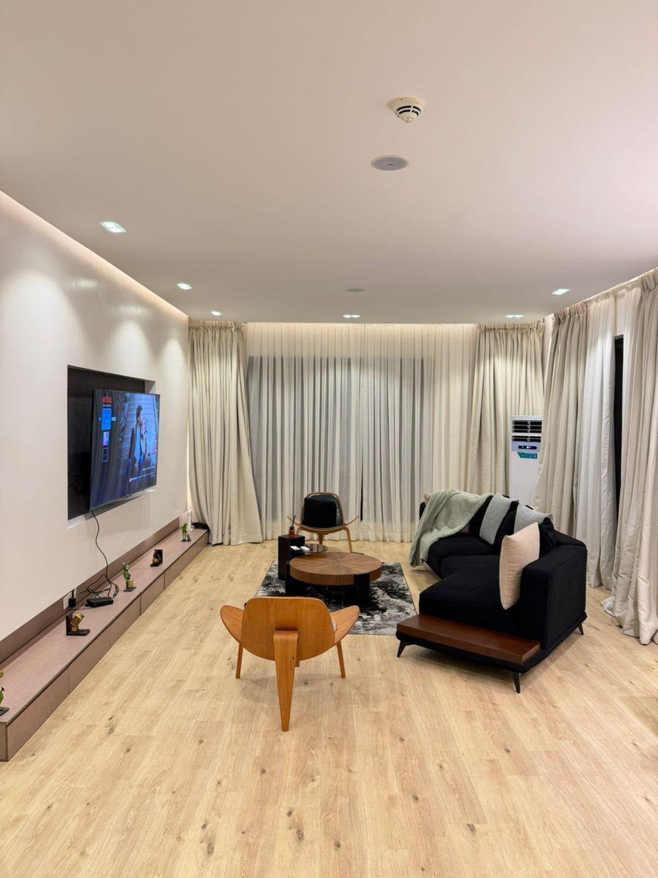 https://image.cityspacesandbookings.com/apartments/6abbb088937359e460949c5d/sittingroom/1790685742-fca53114.jpg