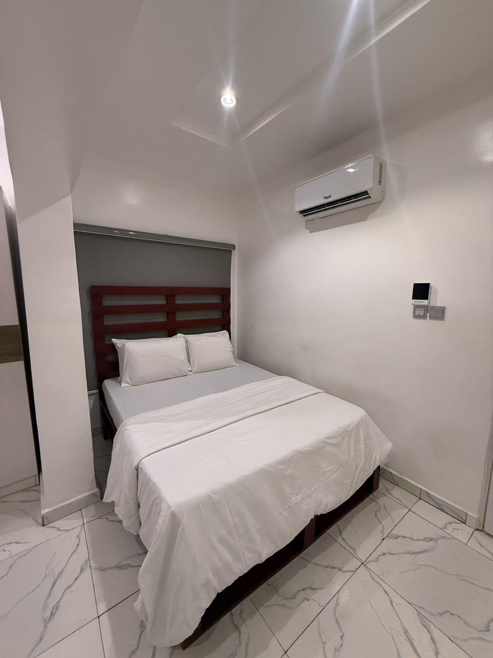 https://image.cityspacesandbookings.com/apartments/6abface7937359e460949c89/bedroom/1790946919-26abab5d.jpg